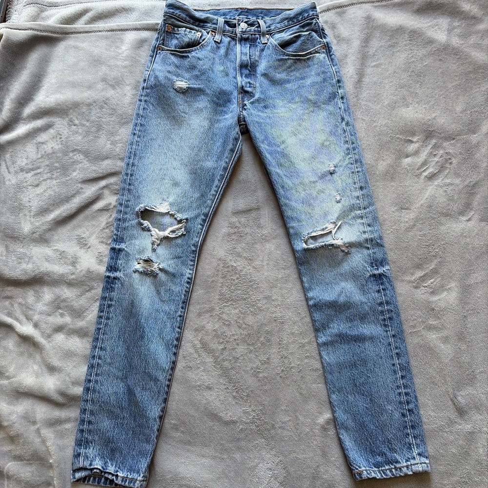 Levi's 501 Short Skinny Medium Wash Denim Jeans Button Fly Size 26x30 Distressed